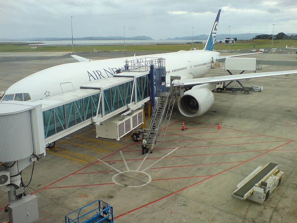 空港で航空機とターミナルをつなぐボーディングブリッジ